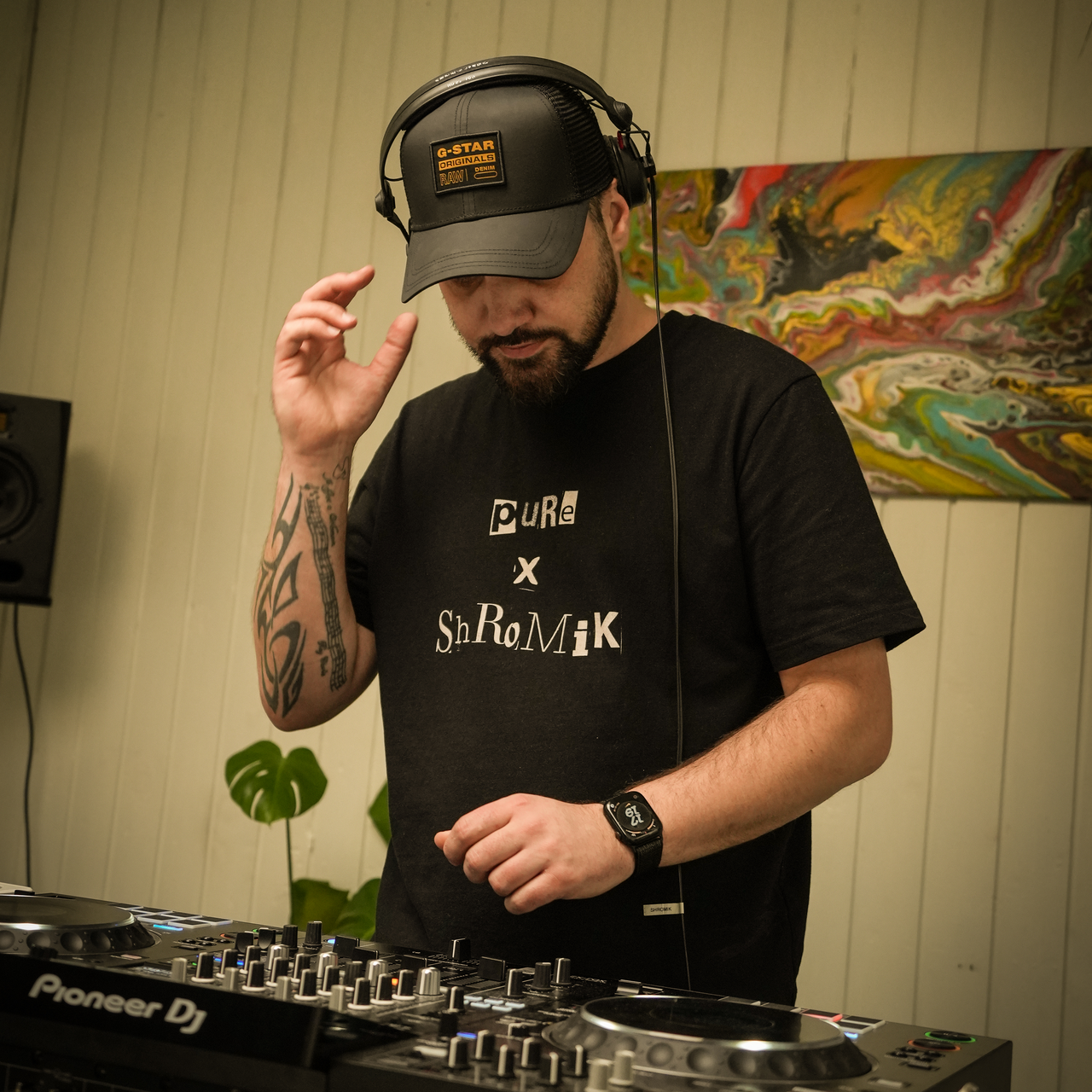 LISTEN T-SHIRT