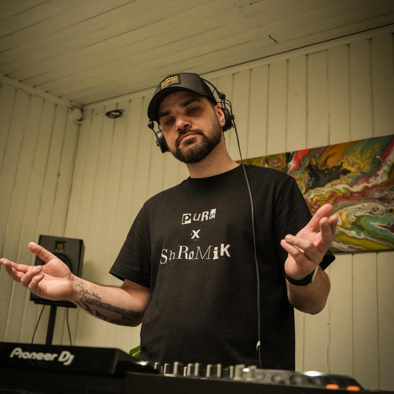 LISTEN T-SHIRT
